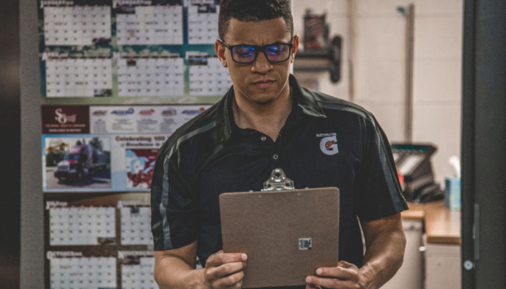 EST-2020_Social_Scheduling-Tips-for-Managing-Cancellations-Blog-700x500px-EST-BlogImage Sports Facility Employee Managing Cancellations